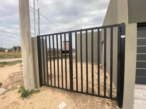Hermosa casa en venta, 2 dormitorios Barrio Los Lapachos 