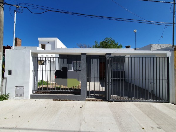 Vendo excelente casa a estrenar, calle Yapeyú 