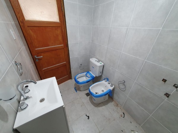 Vendo excelente casa a estrenar, calle Yapeyú 