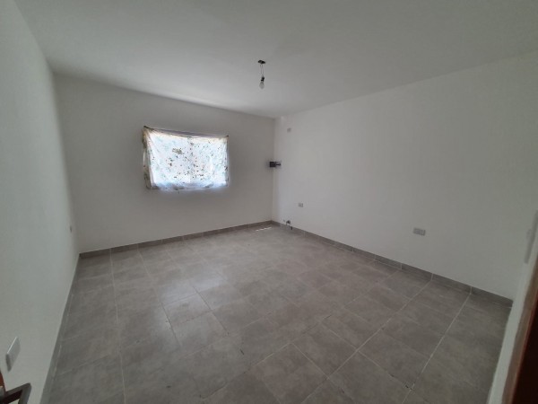 Vendo excelente casa a estrenar, calle Yapeyú 