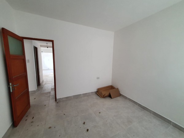 Vendo excelente casa a estrenar, calle Yapeyú 