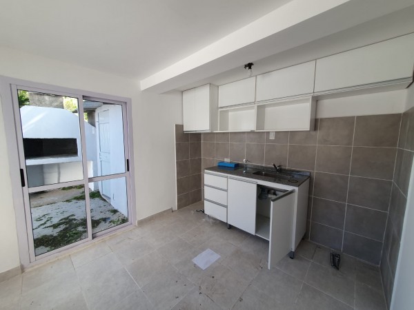 Vendo excelente casa a estrenar, calle Yapeyú 