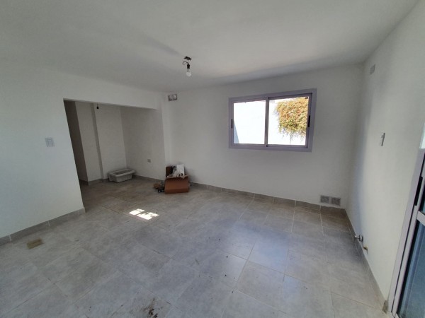 Vendo excelente casa a estrenar, calle Yapeyú 
