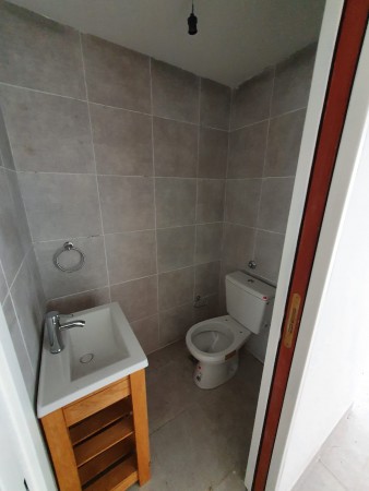 Vendo excelente casa a estrenar, calle Yapeyú 