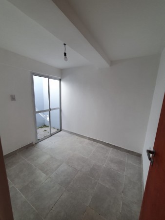 Vendo excelente casa a estrenar, calle Yapeyú 