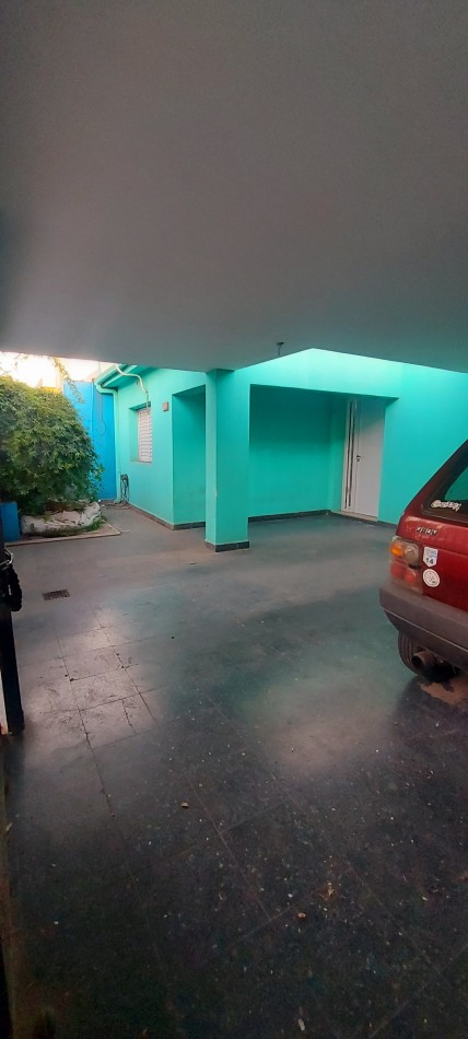 Se vende casa 2 dormitorios, cochera doble, patio verde - Alquilada