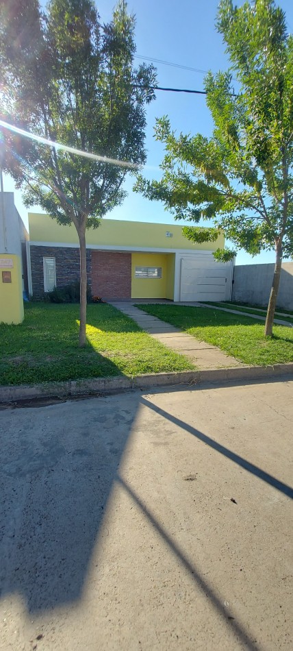 VENDO CASA 2 DORMITORIOS, PATIO VERDE, PILETA, ORO VERDE 