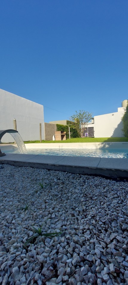 VENDO CASA 2 DORMITORIOS, PATIO VERDE, PILETA, ORO VERDE 