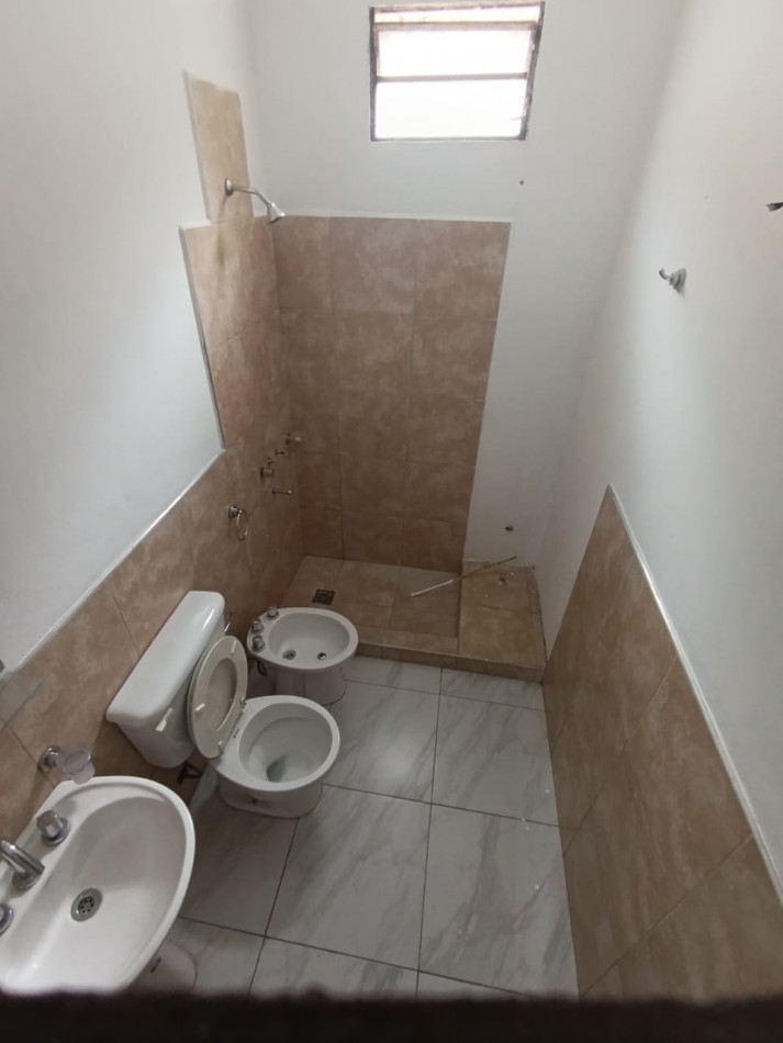 Se alquila casa interna 2 dormitorios, Sud America casi Don Bosco